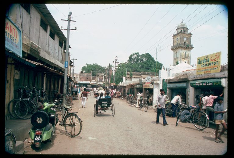 Road leading to Mahboob Chowk clock tower, 1986 (c) Arjun Mangaldas