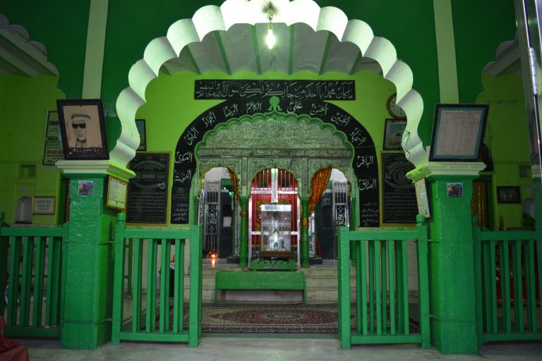 View of the inner sanctum, Panje Shah Vilayat (c) Wikimedia Commons