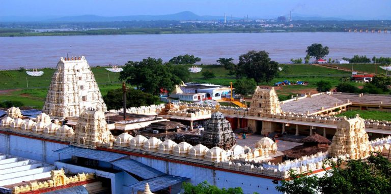 The temple and the Godavari river at the background ,Bhadrachalam © Telangana tourism