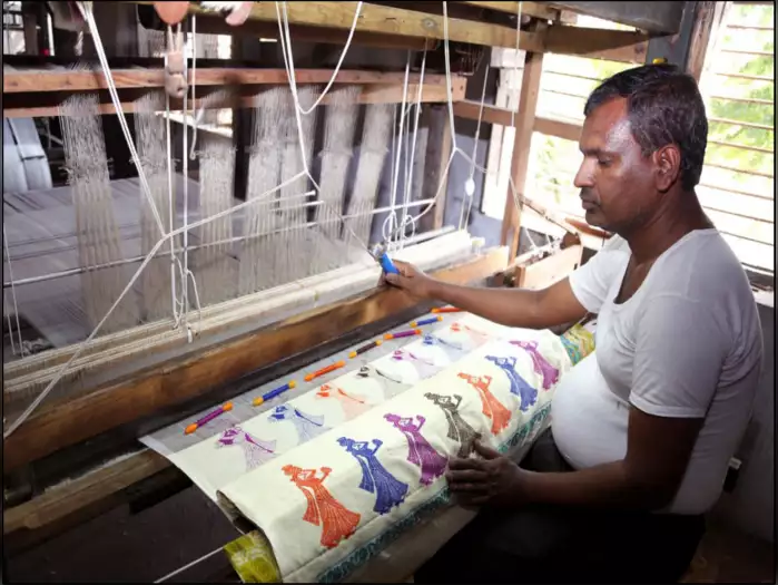 Weaver weaving the Gollabhama saree