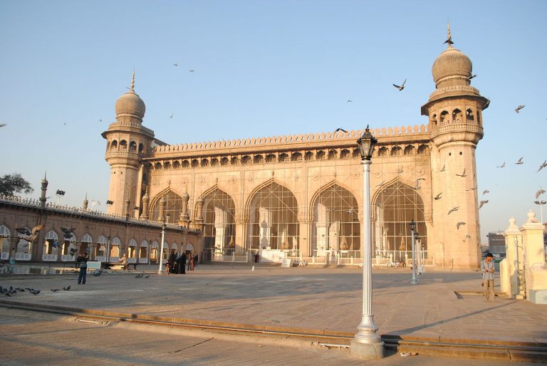 Makkah Masjid (c) Wikimedia Commons