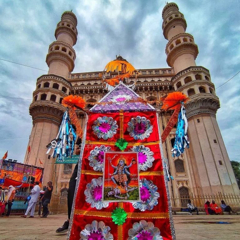 Thottelu object in front of Charminar.