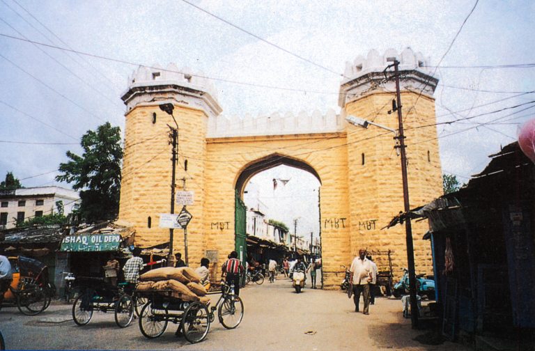 general view, View from west of Dabirpura Darwaza gateway, built between 1724-40 by Nizam al- Mulk Asaf Jah, 1990s _ (c) Anuradha Reddy