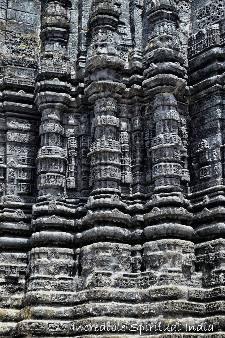 Pillars carved within the Wall, Jainath Temple © Krishna Chaitanya Chandolu