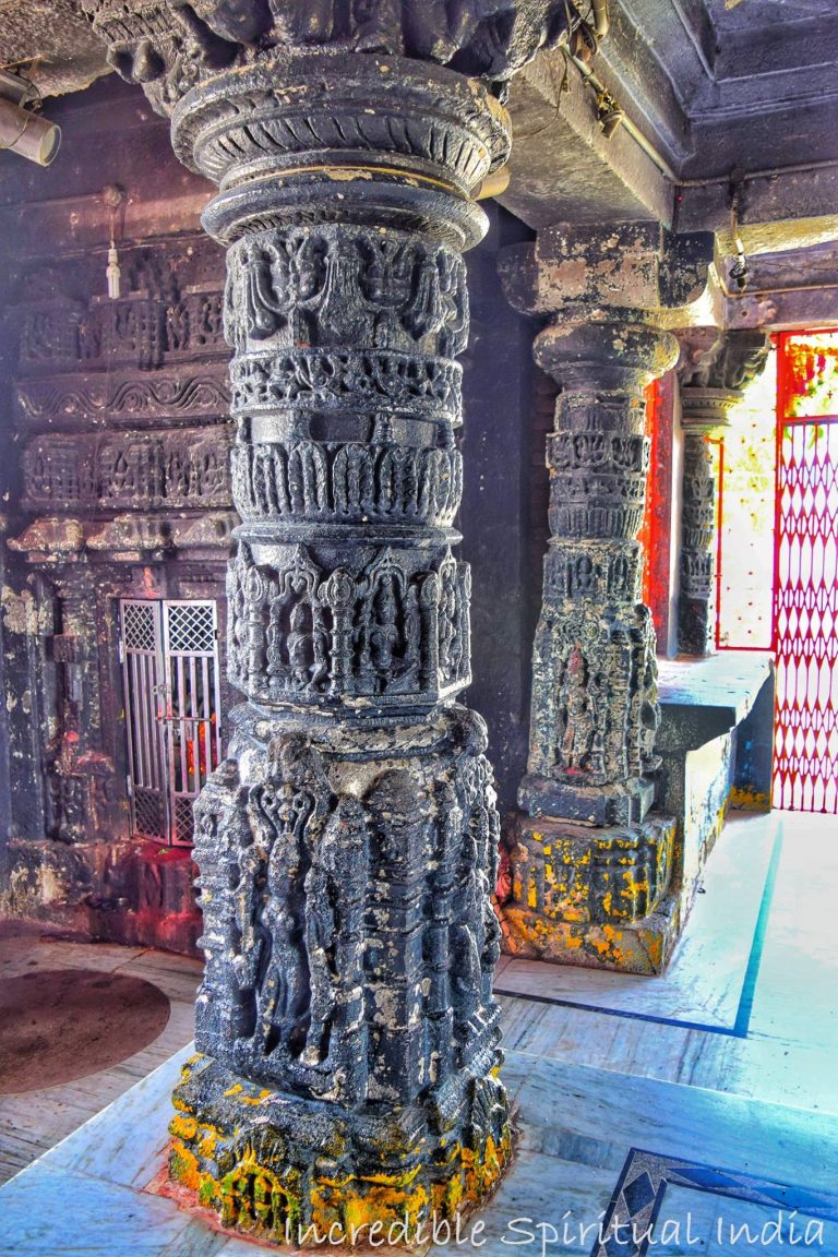 The pillars at Ashtakona Mandapam, Jainath Temple © Krishna Chaitanya Chandolu