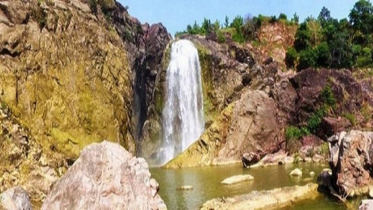 The panaromic view of Gayatri Falls. © Telangana Tourism