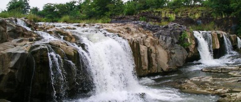 The 20m drop of the falls , Pochera Falls © Trawell