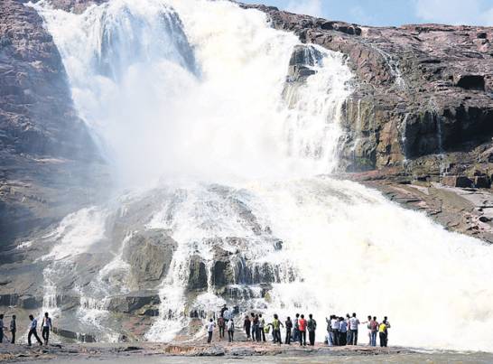 The Falls during the peak season, Kuntala Falls. © districtinfo.com